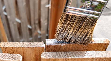 Kopse kanten van houten planken extra zorgvuldig met beits behandelen