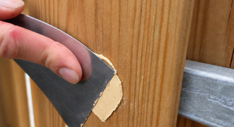 Kleine beschadigingen in onbehandeld hout repareren met kneedbaar hout