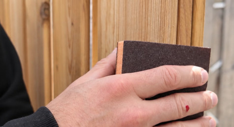Onbewerkt hout licht schuren in de richting van de houtnerf