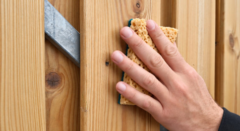 Onbehandeld hout schoonmaken en ontvetten voordat de tuinpoort wordt gebeitst