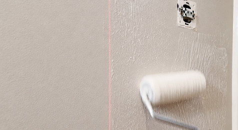 Vliesbehanglijm per baanbreedte op de muur rollen