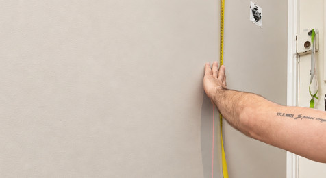 Behangbanen op maat snijden en aan de achterkant nummeren