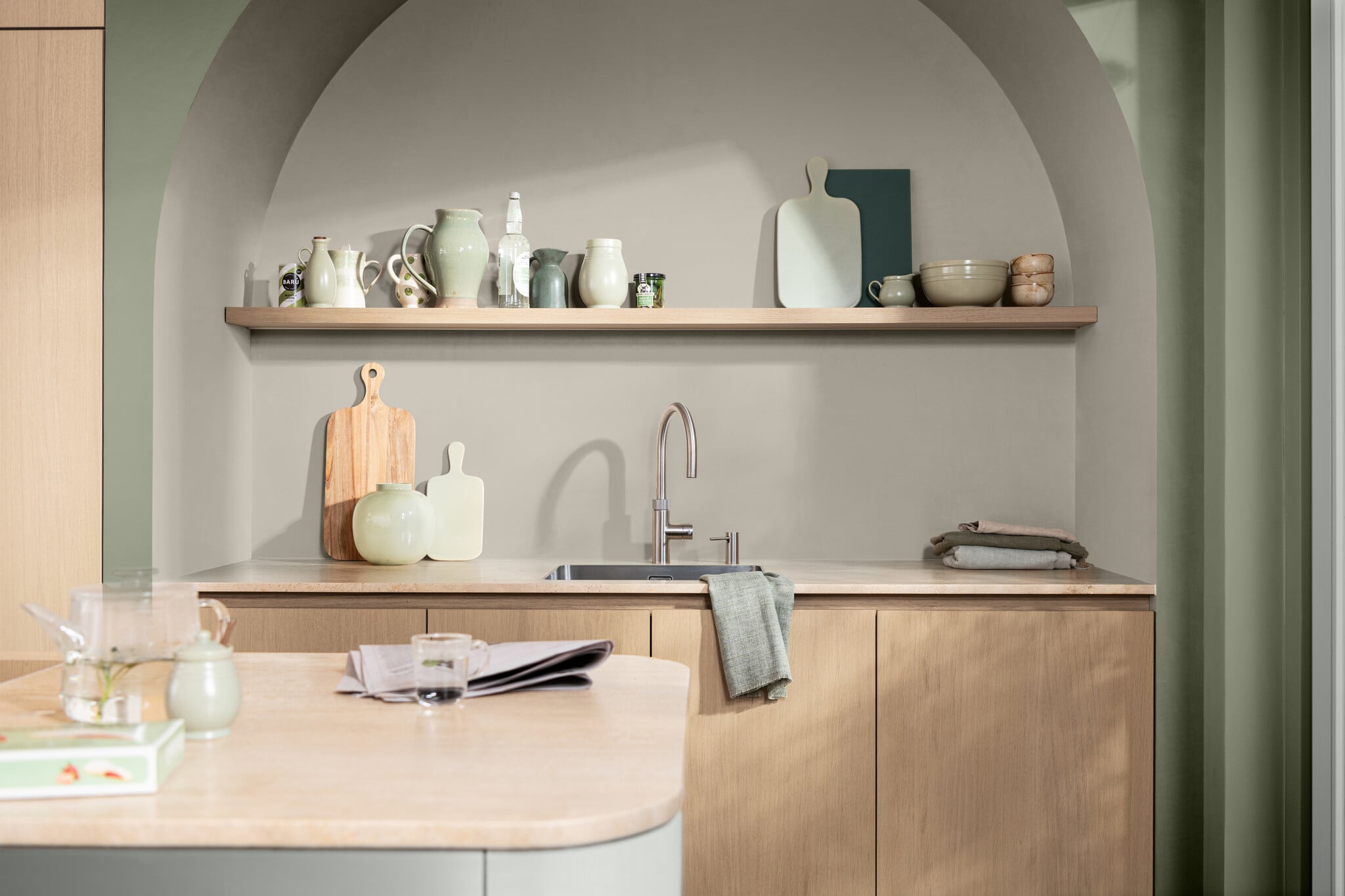 Keuken met zachte groentinten passend bij Flexa Soulful Sage 2027