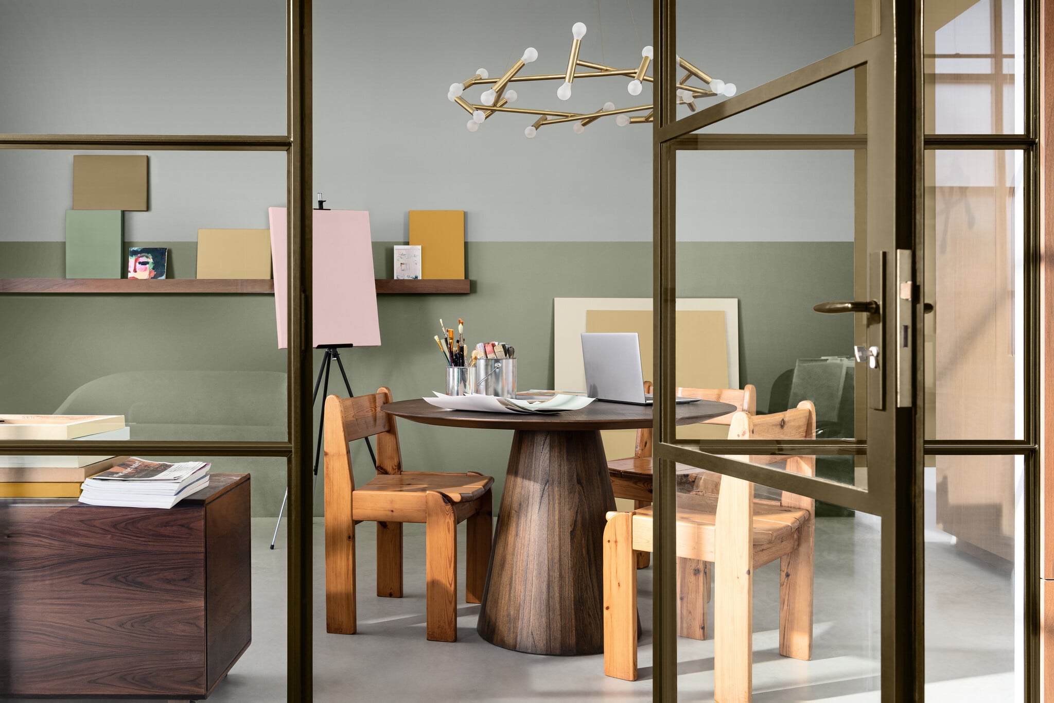 Werkkamer met Flexa Soulful Sage en creatieve kleuraccenten