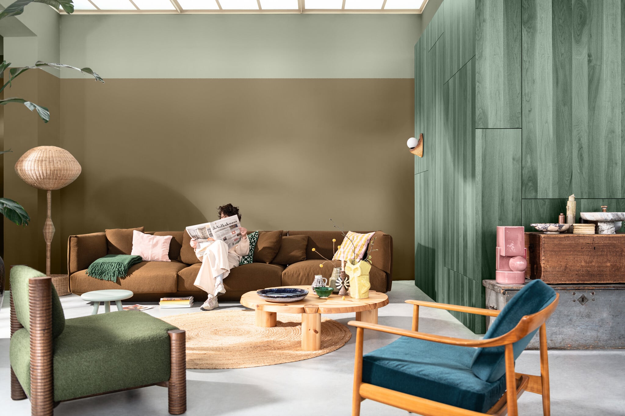 Woonkamer met saliegroene wand en warme accenten in de Flexa kleurtrends 2027