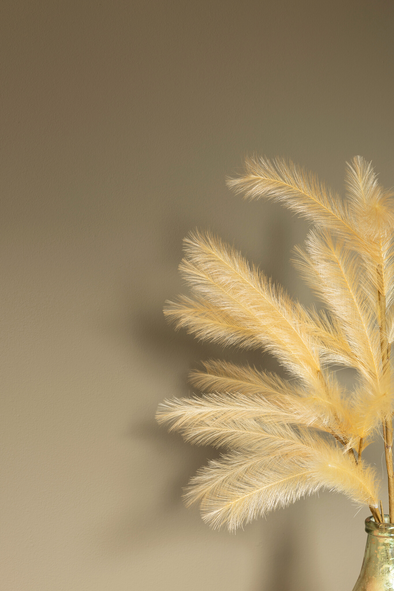 Saliegroene wand met warme natuurlijke styling
