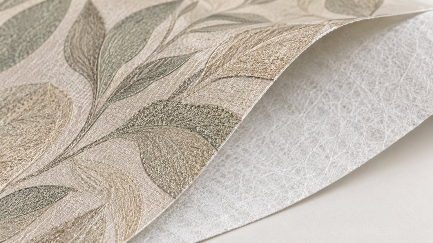 Detail van vliesbehang met decoratieve toplaag en vliesrug