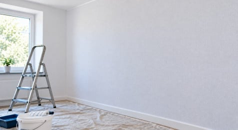 Aangebracht renovlies behang laten drogen voor het schilderen