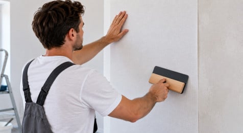 Eerste baan renovlies recht plaatsen en aandrukken