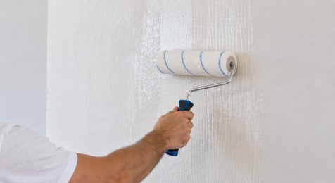 Vliesbehanglijm gelijkmatig op de muur aanbrengen