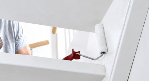 Stap 4: Herstel naden en breng waar nodig primer aan bij het verven van een houten trap