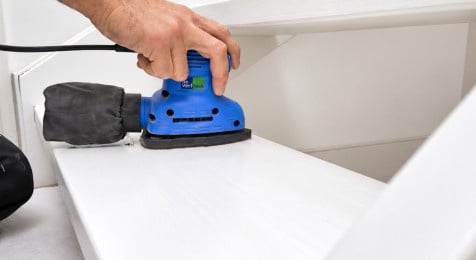 Stap 2: Schuur de bestaande lak en verwijder stof bij het verven van een houten trap