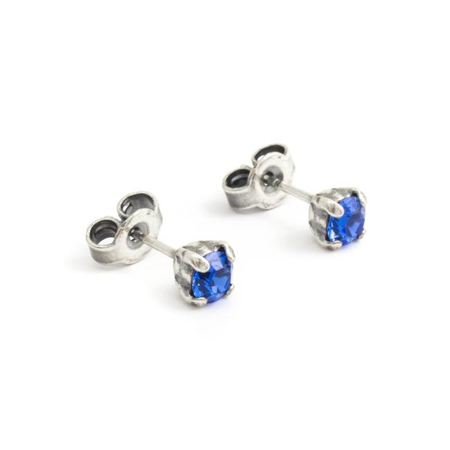 Verzilverde oorknopjes met 4 mm sapphire blauw kristal