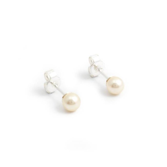 Witte parel oorknopjes met 6 mm cream pearl