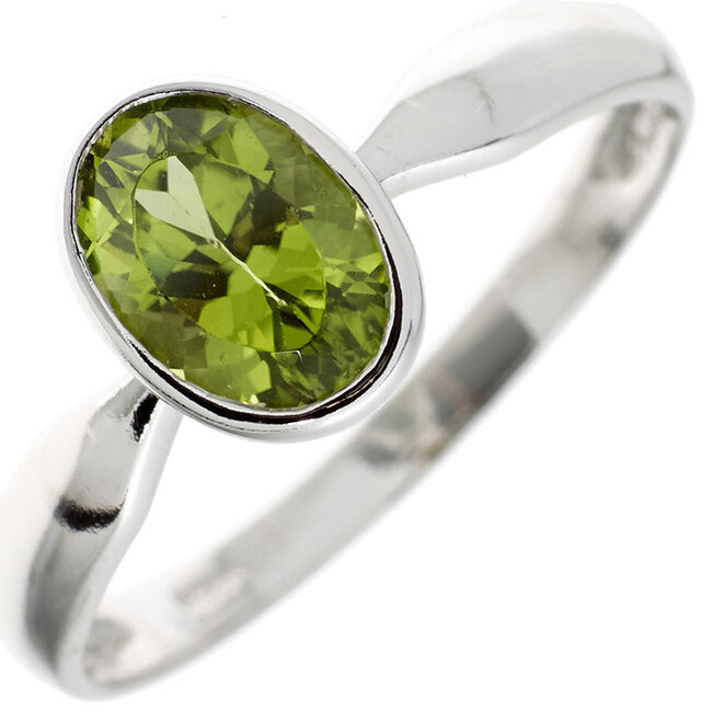 Ring met ovale peridot in 925 sterling zilver