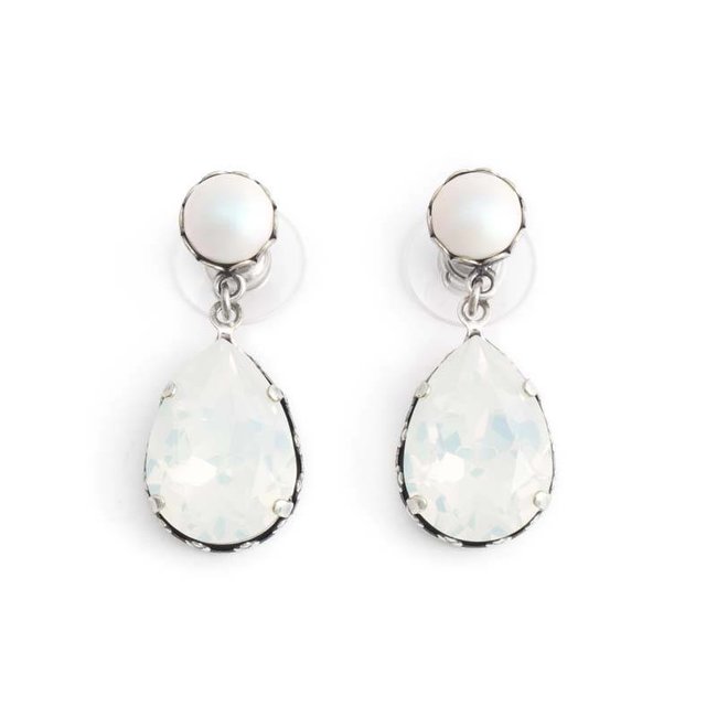 Witte oorbellen met white opal en iriserende parel