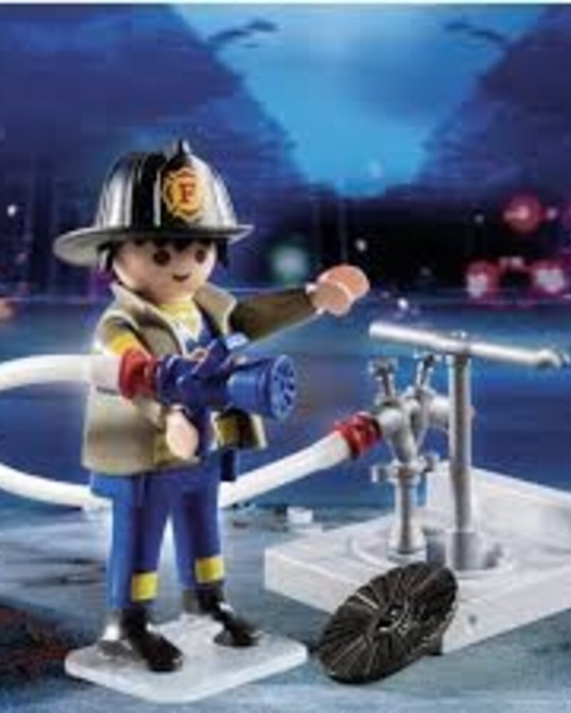 4795 Brandweerman met Brandkraan