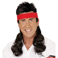 rode zweetband met zwart gekruld haar