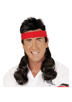 rode zweetband met zwart gekruld haar