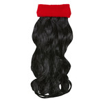 rode zweetband met zwart gekruld haar