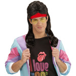 rode zweetband met zwart gekruld haar