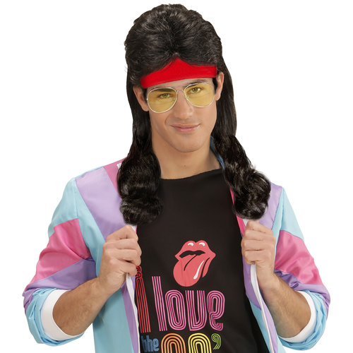 rode zweetband met zwart gekruld haar