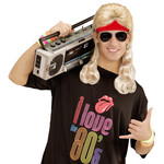 rode zweetband met blond gekruld haar