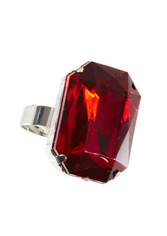 ring met rode steen