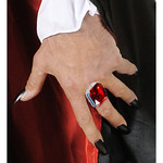 display met 18 rode luxe ringen