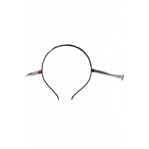 Diadeem nagel door hoofd voor een griezel party