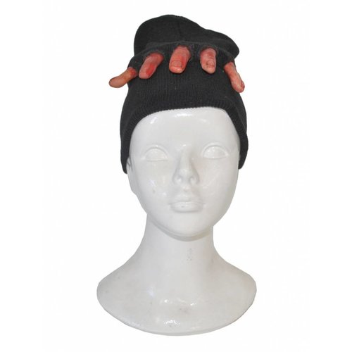 Zwarte muts met nep afgesneden vingers