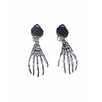 Enge oorbellen met handen skelet voor piraten vrouw