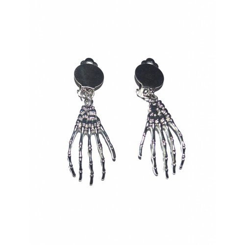 Enge oorbellen met handen skelet voor piraten vrouw