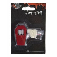 Enge Dracula tanden met tanden kleefpasta