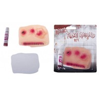 Enge nep wond met nep bloed voor Halloween