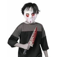Eng masker Jason met nep mes en bloed