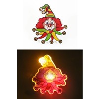 Mooie broche clown met licht in rood geel en groen