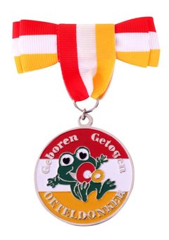 Oeteldonk broche met strikje geboren en getogen