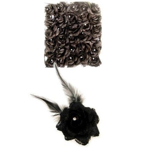 Mooie zwarte bloem met veer op speld/elastiek