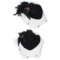 Wolvilt dameshoed zwart met groen/zwarte veren en bolletjes gaas