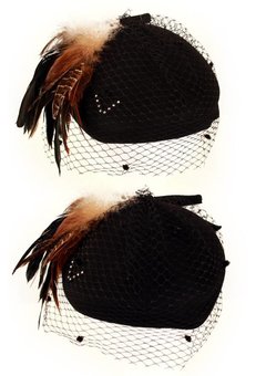 Wolvilt dameshoed zwart met bruin/zwart veren