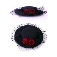 Leuk plat oma hoedje met rode roosjes en gaas