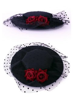 Plat oma hoedje met rode roosjes en gaas