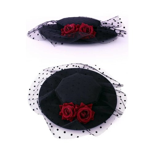 Leuk plat oma hoedje met rode roosjes en gaas