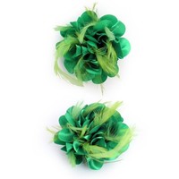 Mooie groene bloem met veertjes op een haarspeld
