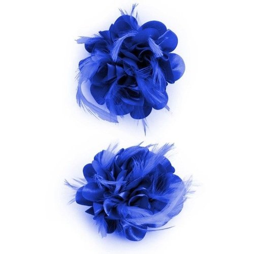 Kobaltblauwe bloem met veertjes op een haarspeld