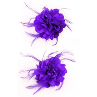 Paarse bloem met veertjes op een speld