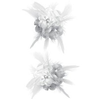 Bloem met veertjes in het wit op een speld.