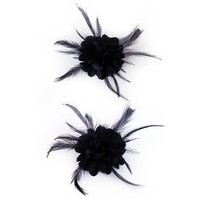 Bloem met veertjes in het zwart op een speld