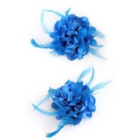 Bloem met veertjes in het turquoise op een speld